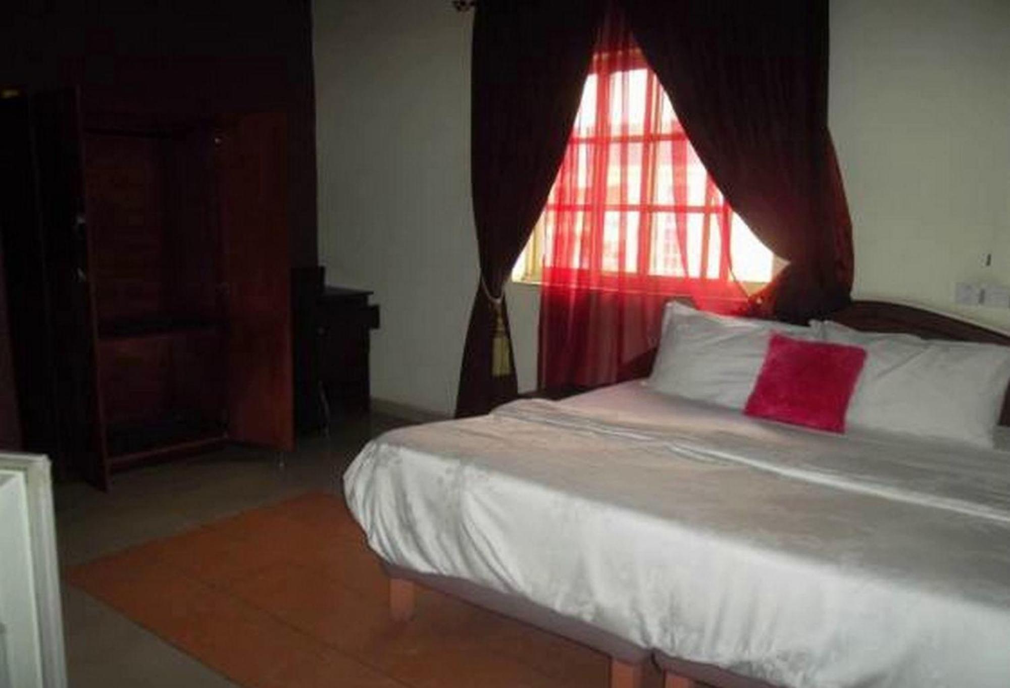 Room In Lodge - Clen-Phil Hotels And Suite Port Harcourt Eksteriør billede