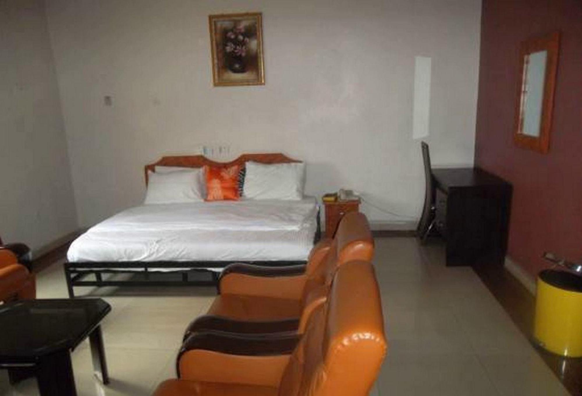 Room In Lodge - Clen-Phil Hotels And Suite Port Harcourt Eksteriør billede