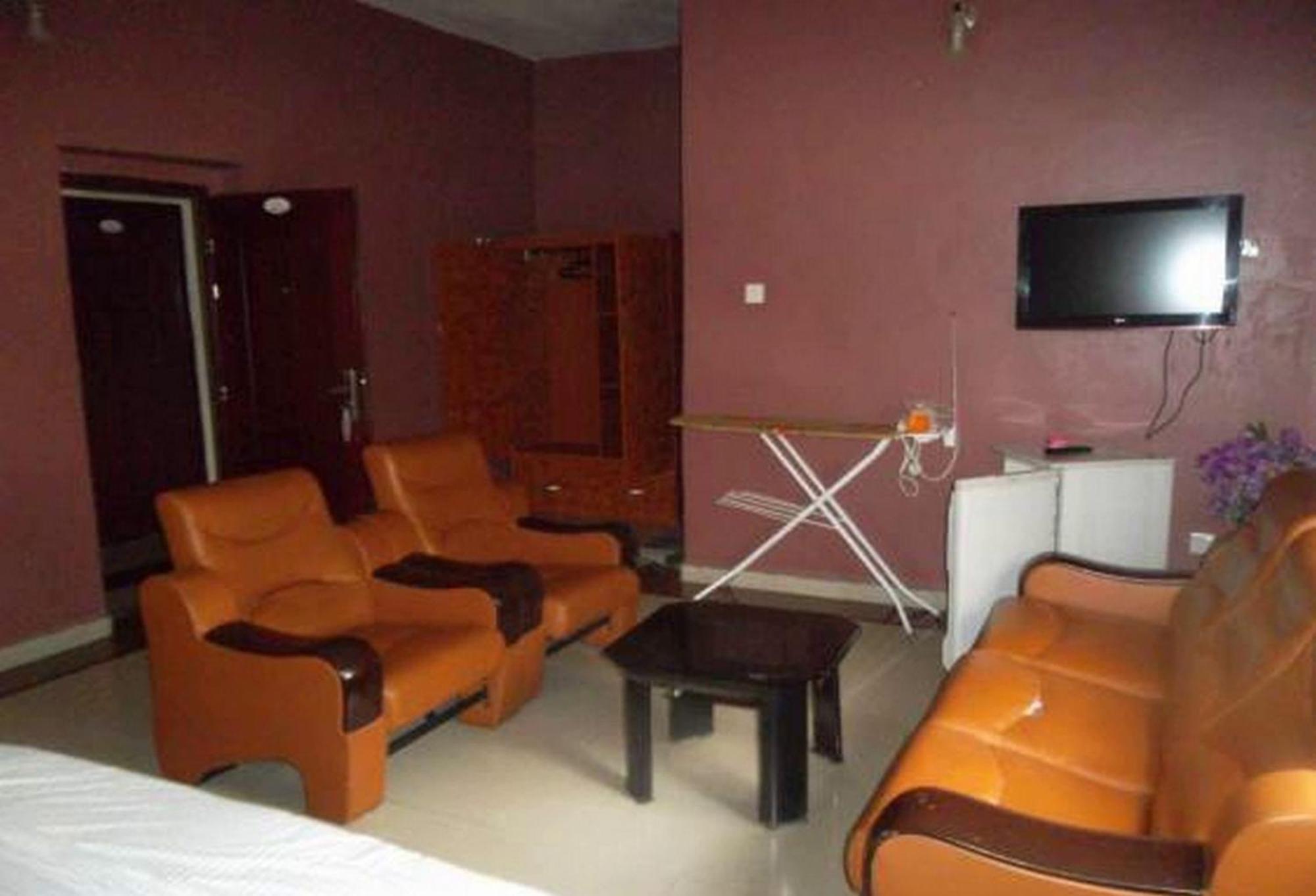Room In Lodge - Clen-Phil Hotels And Suite Port Harcourt Eksteriør billede