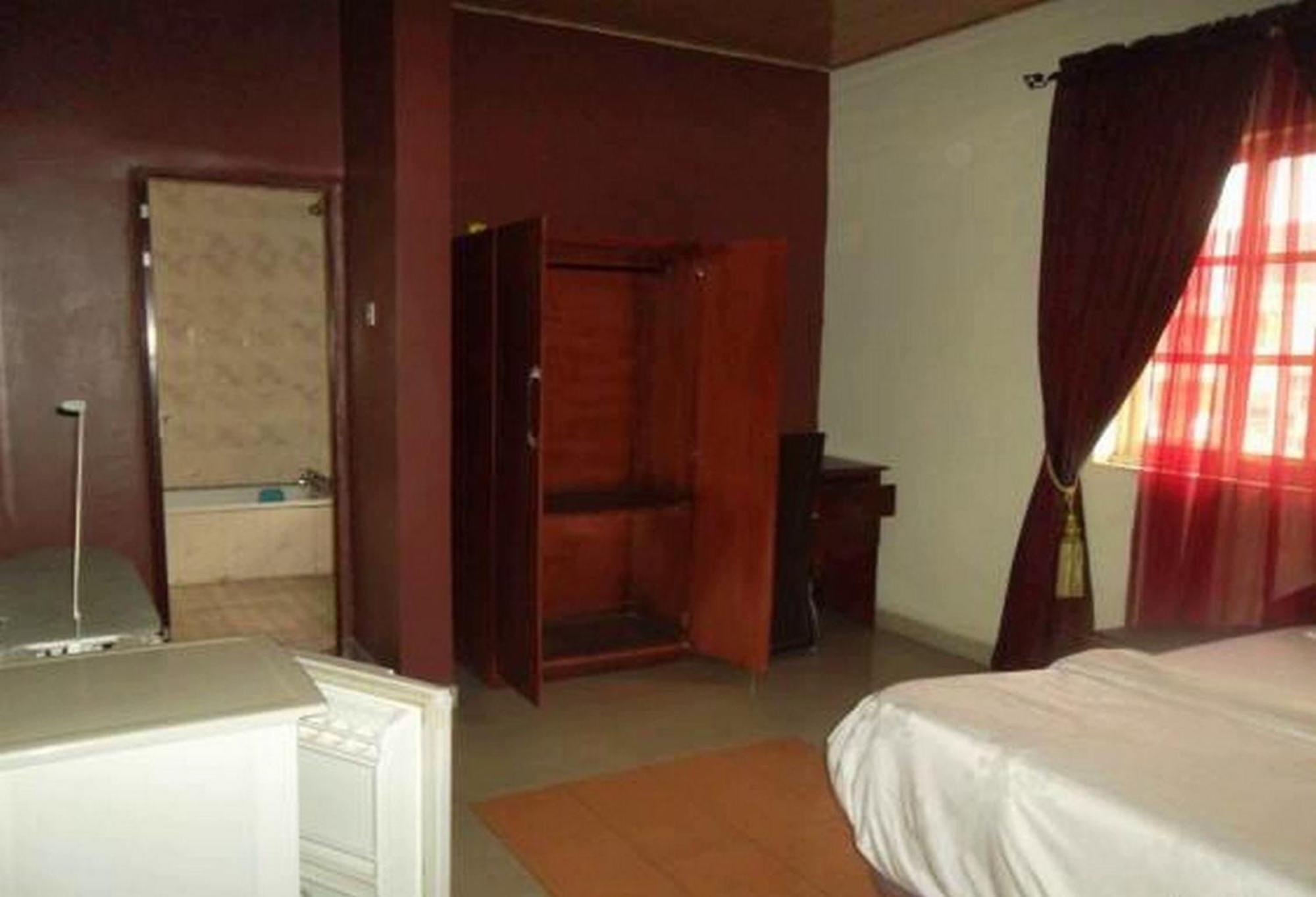 Room In Lodge - Clen-Phil Hotels And Suite Port Harcourt Eksteriør billede