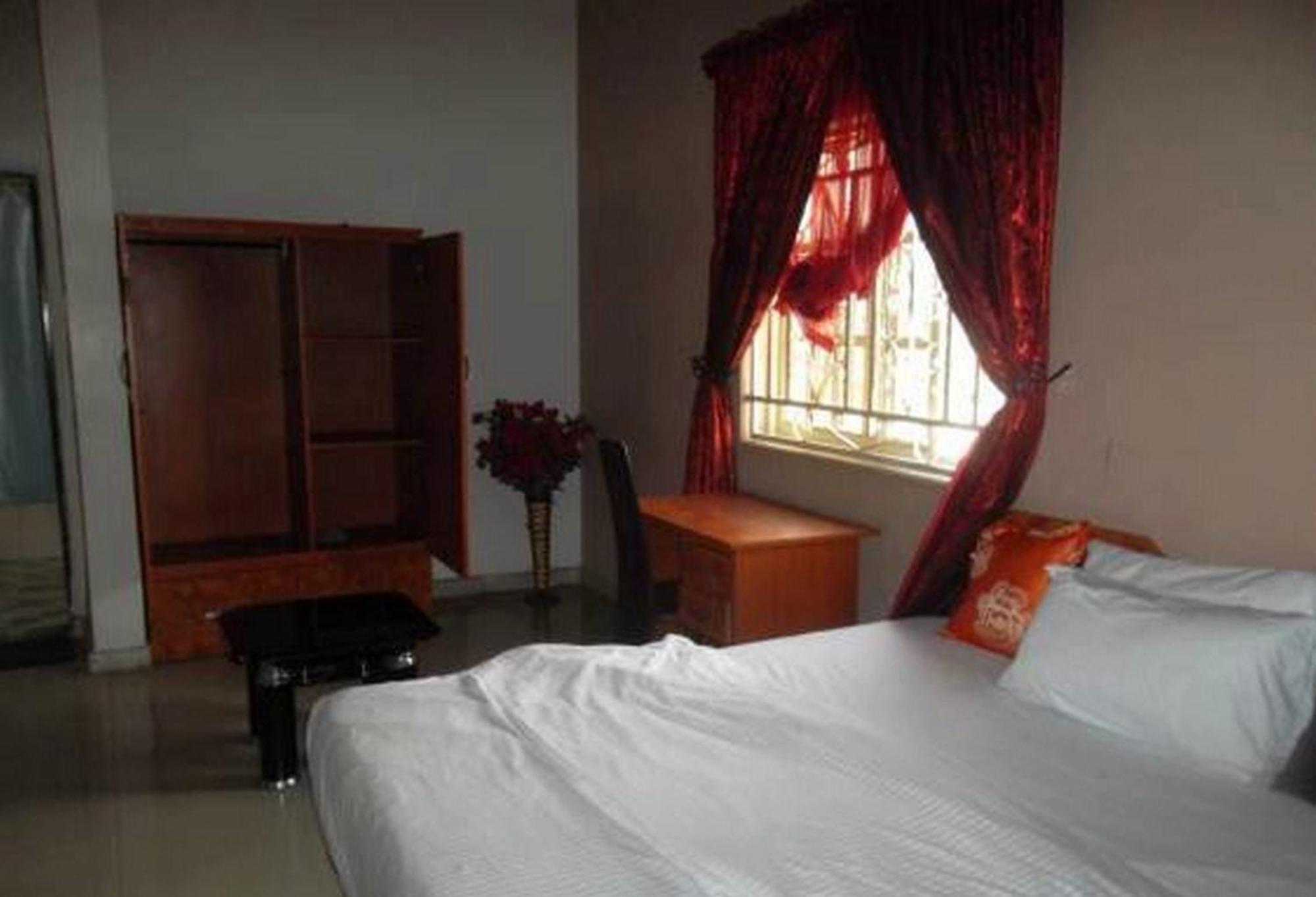 Room In Lodge - Clen-Phil Hotels And Suite Port Harcourt Eksteriør billede
