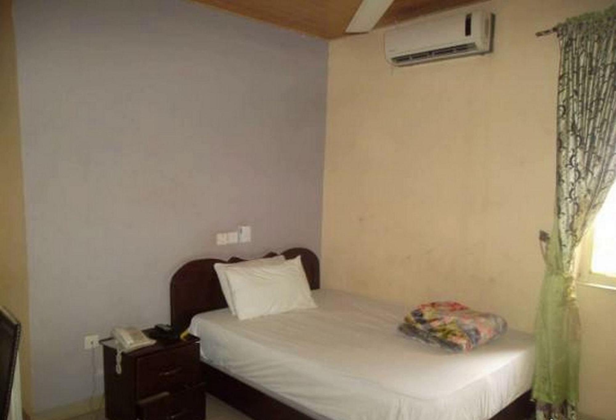 Room In Lodge - Clen-Phil Hotels And Suite Port Harcourt Eksteriør billede