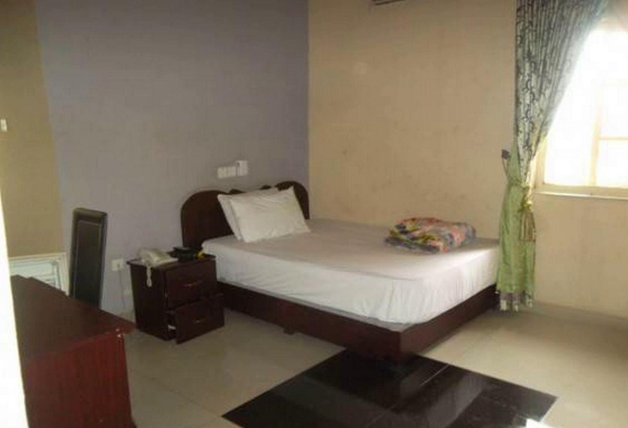 Room In Lodge - Clen-Phil Hotels And Suite Port Harcourt Eksteriør billede